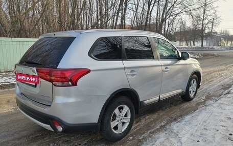 Mitsubishi Outlander III рестайлинг 3, 2016 год, 1 980 000 рублей, 13 фотография