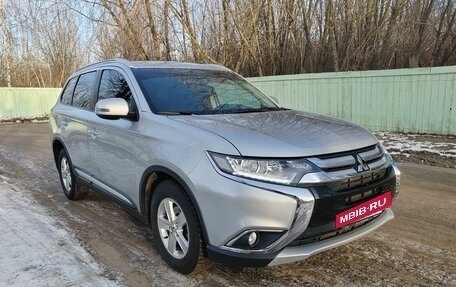 Mitsubishi Outlander III рестайлинг 3, 2016 год, 1 980 000 рублей, 10 фотография