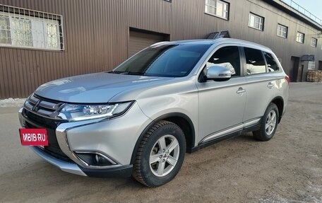 Mitsubishi Outlander III рестайлинг 3, 2016 год, 1 980 000 рублей, 9 фотография