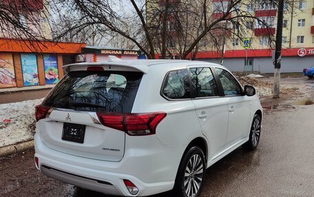 Mitsubishi Outlander III рестайлинг 3, 2022 год, 3 200 000 рублей, 6 фотография