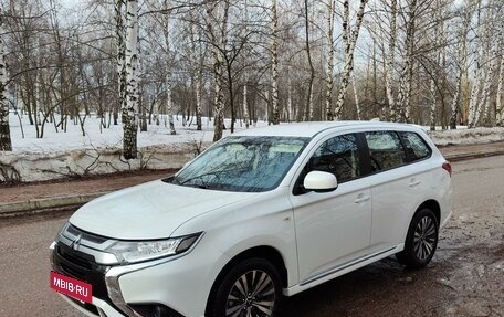 Mitsubishi Outlander III рестайлинг 3, 2022 год, 3 200 000 рублей, 2 фотография