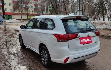 Mitsubishi Outlander III рестайлинг 3, 2022 год, 3 200 000 рублей, 5 фотография