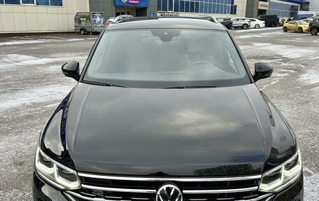 Volkswagen Tiguan II, 2021 год, 3 990 000 рублей, 3 фотография