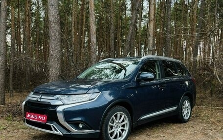 Mitsubishi Outlander III рестайлинг 3, 2018 год, 2 700 000 рублей, 2 фотография