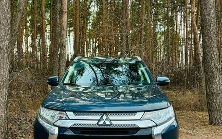 Mitsubishi Outlander III рестайлинг 3, 2018 год, 2 700 000 рублей, 3 фотография