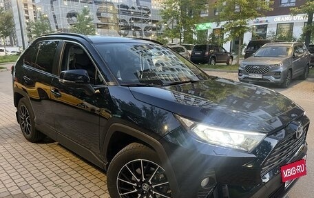 Toyota RAV4, 2019 год, 3 900 000 рублей, 10 фотография