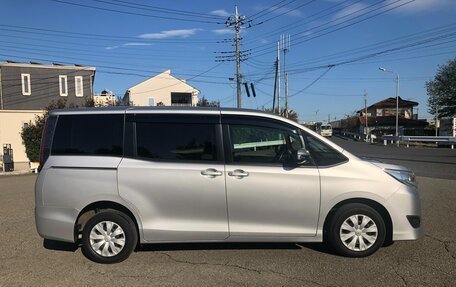 Toyota Noah III, 2021 год, 1 845 000 рублей, 10 фотография