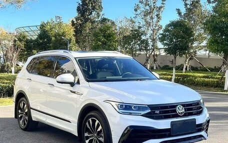 Volkswagen Tiguan II, 2022 год, 3 100 000 рублей, 3 фотография