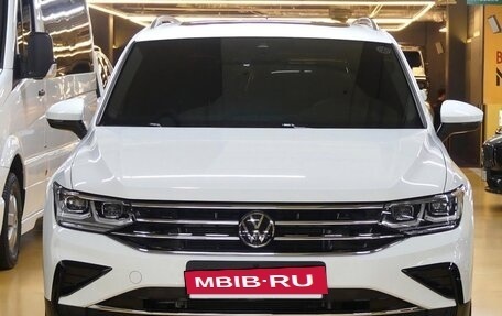 Volkswagen Tiguan II, 2021 год, 3 740 000 рублей, 2 фотография