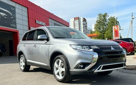 Mitsubishi Outlander III рестайлинг 3, 2020 год, 2 895 000 рублей, 9 фотография