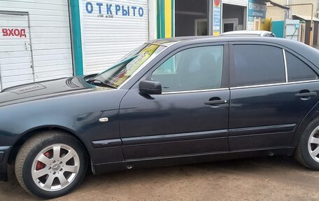 Mercedes-Benz E-Класс, 1997 год, 540 000 рублей, 4 фотография