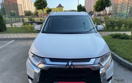 Mitsubishi Outlander III рестайлинг 3, 2022 год, 2 650 000 рублей, 2 фотография