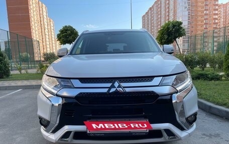 Mitsubishi Outlander III рестайлинг 3, 2022 год, 2 650 000 рублей, 3 фотография