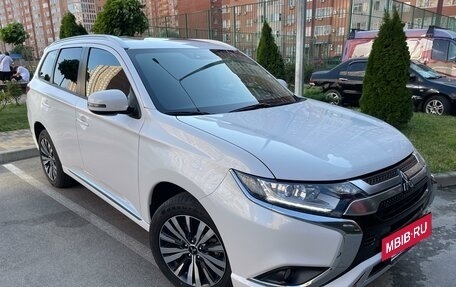 Mitsubishi Outlander III рестайлинг 3, 2022 год, 2 650 000 рублей, 4 фотография