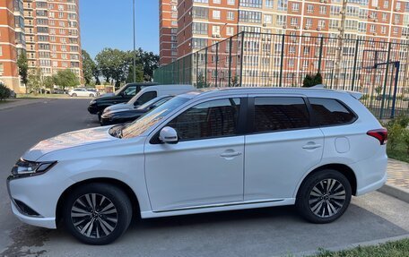 Mitsubishi Outlander III рестайлинг 3, 2022 год, 2 650 000 рублей, 10 фотография