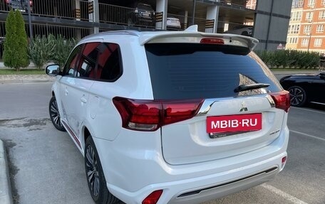 Mitsubishi Outlander III рестайлинг 3, 2022 год, 2 650 000 рублей, 6 фотография