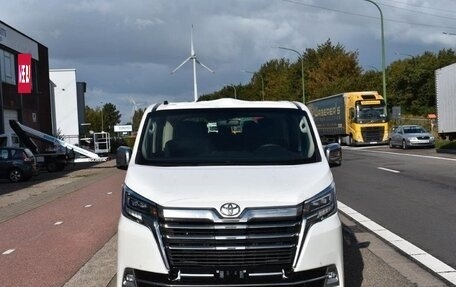 Toyota HiAce H300, 2022 год, 5 732 000 рублей, 2 фотография