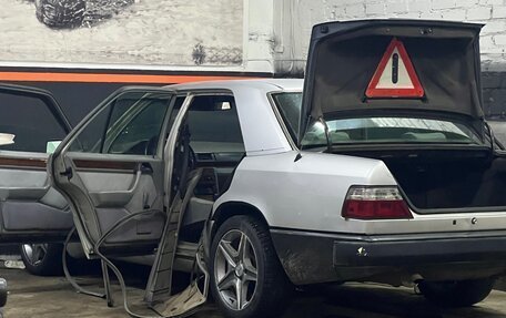 Mercedes-Benz E-Класс, 1994 год, 270 000 рублей, 1 фотография