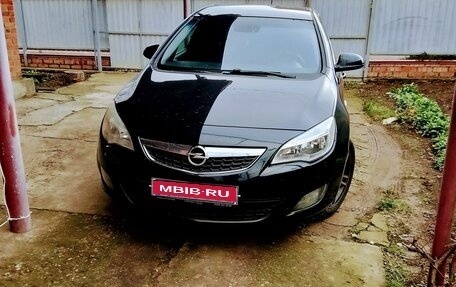 Opel Astra J, 2011 год, 980 000 рублей, 1 фотография