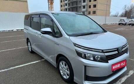 Toyota Voxy III, 2015 год, 1 890 000 рублей, 2 фотография