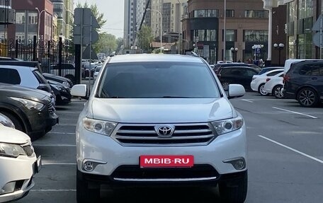 Toyota Highlander III, 2012 год, 1 690 000 рублей, 3 фотография