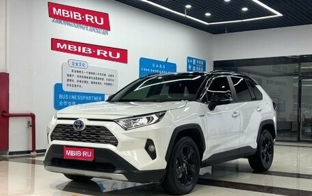 Toyota RAV4, 2021 год, 3 450 000 рублей, 1 фотография