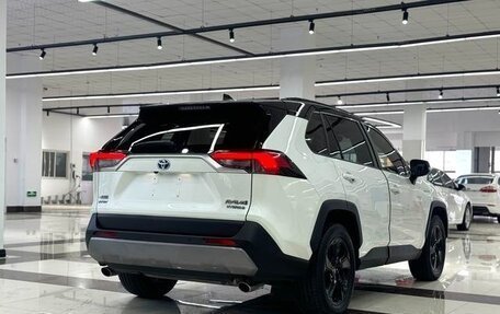 Toyota RAV4, 2021 год, 3 450 000 рублей, 5 фотография