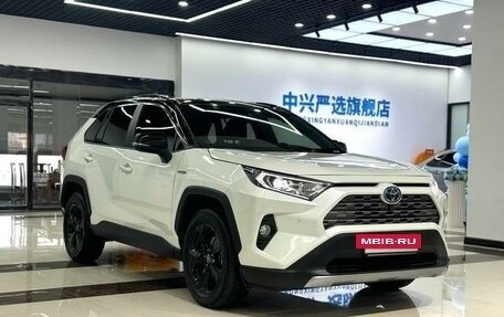 Toyota RAV4, 2021 год, 3 450 000 рублей, 4 фотография