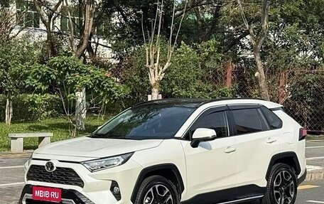 Toyota RAV4, 2021 год, 2 615 000 рублей, 1 фотография