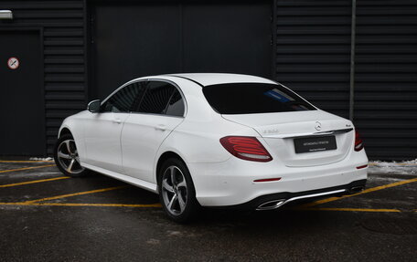 Mercedes-Benz E-Класс, 2019 год, 3 350 000 рублей, 4 фотография