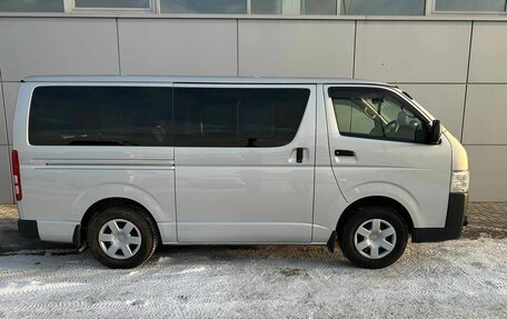 Toyota HiAce H200, 2015 год, 2 850 000 рублей, 4 фотография