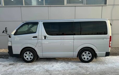 Toyota HiAce H200, 2015 год, 2 850 000 рублей, 8 фотография