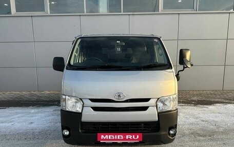 Toyota HiAce H200, 2015 год, 2 850 000 рублей, 2 фотография