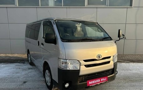 Toyota HiAce H200, 2015 год, 2 850 000 рублей, 3 фотография