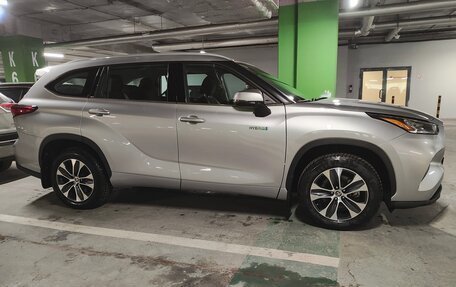 Toyota Highlander, 2022 год, 5 700 000 рублей, 3 фотография