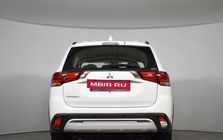 Mitsubishi Outlander III рестайлинг 3, 2022 год, 3 700 000 рублей, 5 фотография