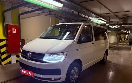 Volkswagen Multivan T6 рестайлинг, 2017 год, 3 990 000 рублей, 1 фотография