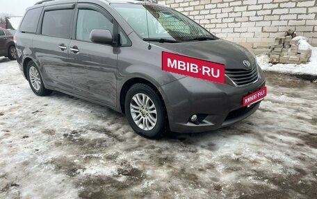 Toyota Sienna III, 2012 год, 2 600 000 рублей, 4 фотография