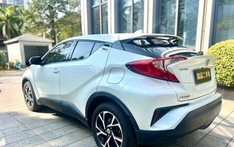 Toyota C-HR I рестайлинг, 2021 год, 1 959 000 рублей, 8 фотография