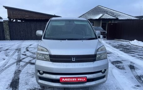 Toyota Voxy II, 2005 год, 990 000 рублей, 1 фотография