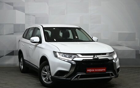 Mitsubishi Outlander III рестайлинг 3, 2019 год, 2 400 000 рублей, 3 фотография