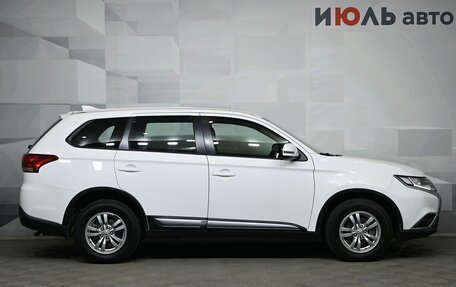 Mitsubishi Outlander III рестайлинг 3, 2019 год, 2 400 000 рублей, 8 фотография