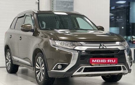 Mitsubishi Outlander III рестайлинг 3, 2019 год, 2 100 000 рублей, 3 фотография