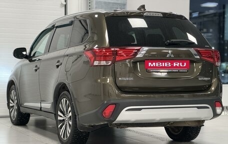 Mitsubishi Outlander III рестайлинг 3, 2019 год, 2 100 000 рублей, 6 фотография