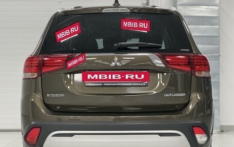 Mitsubishi Outlander III рестайлинг 3, 2019 год, 2 100 000 рублей, 5 фотография