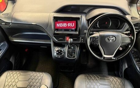 Toyota Voxy III, 2017 год, 2 399 000 рублей, 14 фотография