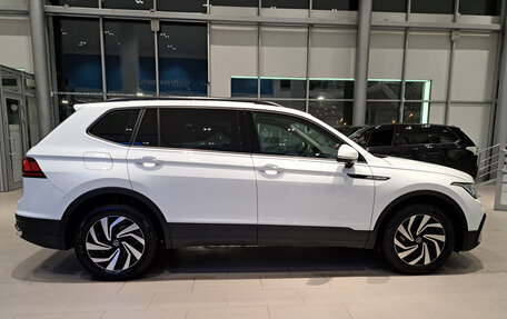 Volkswagen Tiguan II, 2022 год, 3 636 000 рублей, 8 фотография