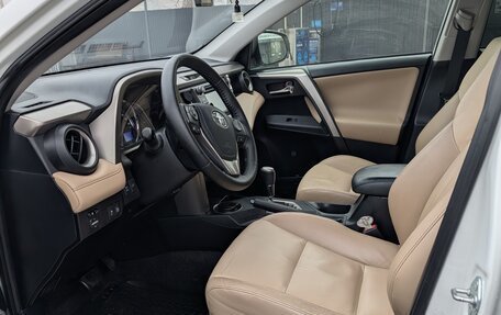 Toyota RAV4, 2015 год, 3 200 000 рублей, 26 фотография