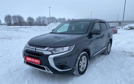 Mitsubishi Outlander III рестайлинг 3, 2019 год, 1 990 000 рублей, 1 фотография