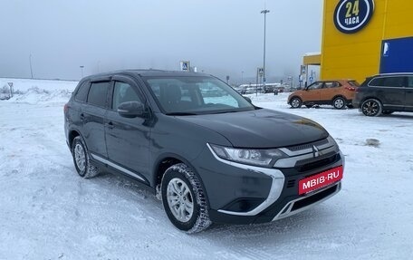 Mitsubishi Outlander III рестайлинг 3, 2019 год, 1 990 000 рублей, 3 фотография